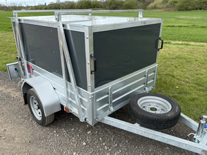 Remolque tipo caja 6x4 con estructura de tienda de campaña y soporte para tienda de techo, en venta a precio económico. - Product Image 2