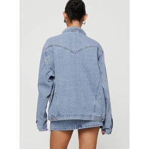 Veste en jean coupe ample style vintage pour femme à manches longues avec poches à rabat et décoration de boutons Techniques lavées et teintes - Product Image 4