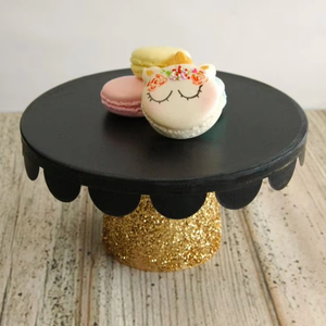 Soporte de pastel de metal de estilo vintage con patrones intrincados y superficie pulida perfecto para reuniones y celebraciones tradicionales - Product Image 1