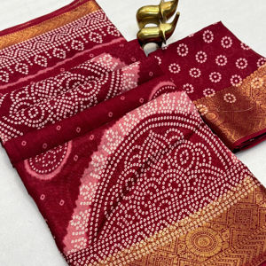 ผ้าส่าหรีไหมเนื้อนุ่มคุณภาพพรีเมียมสำหรับผู้หญิง ลายแจ็คการ์ด โดลา งานแฮนด์เมดทั้งหมด ลายบันดานี พร้อมดีไซน์แจ็คการ์ดหนักแน่น ผลิตในอินเดีย - Product Image 2