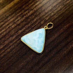 Pendentif en argent sterling fait main avec opale, forme triangulaire de 10 mm, serti en bélière, plaqué rhodium, bijoux de luxe pour fiançailles, mariage et fêtes - Product Image 3