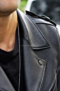 Veste de motard en cuir véritable noir | Cuir à grain naturel perforé | Veste de protection de moto élégante - Product Image 5