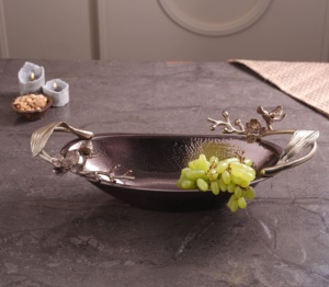 Frutero de metal martillado con asas florales plateadas Cuenco de pedestal de centro de mesa decorativo - Product Image 4