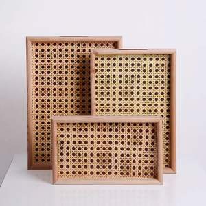 Plateau de service en rotin tissé avec une touche artistique conçu pour les dispositions de table minimalistes élégantes et le style de la maison - Product Image 2