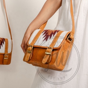 LW Nouvel Arrivage Western Aztec Sac à bandoulière en cuir usiné Vintage Brown Tooling Crossbody Bag Unique Aztec Matelassé Leather Handbags - Product Image 2