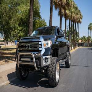 Modèle automatique Toyota Tundra d'occasion à prix abordable disponible assez utilisé sans antécédents d'accident frais et propre - Product Image 1