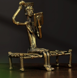 GiTAGGED Odisha Brass & Bell Metal Dhokra Mirror, una pieza de arte tribal. Disponible a precios mayoristas. - Product Image 1