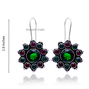 Pendientes de latón colgantes de trabajo de piedra de aro hechos a mano, pendientes de diseñador de trabajo de piedra roja verde para boda y fiesta de cumpleaños - Product Image 3