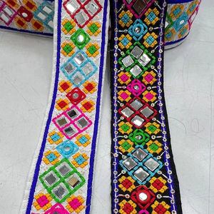 Bordure de bordure en dentelle brodée multi-miroirs en fil ethnique indien pour les offres de robes pour femmes en gros - Product Image 1