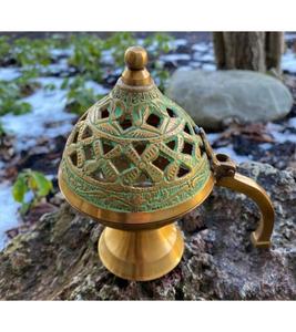 Quemador de incienso de latón con acabado pulido dorado de tendencia con función de cascada de diseño intrincado para rituales de meditación espiritual - Product Image 6