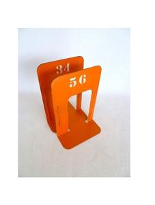 Sujetalibros de metal moderno y elegante que ofrece estabilidad para revistas, cuadernos y archivos en espacios de oficina elegantes - Product Image 3