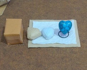 Urne de crémation moderne de luxe violette en aluminium en forme de coeur, capacité de 60ml avec support en métal, faite à la main au prix de gros - Product Image 5