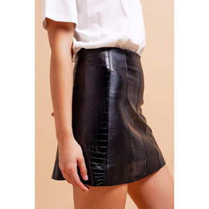 กระโปรงมินิทรงตรงและทรงดินสอสีดำสไตล์โกธิค ยี่ห้อ Shiny Croc ทำจากหนังแท้และผ้าเดนิมผสมขนสัตว์ พร้อมสแปนเด็กซ์ ดีไซน์เรียบง่าย - Product Image 5
