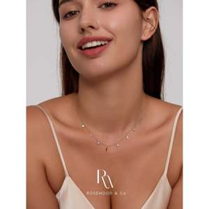 Collana con Catena di Paillettes in Vermeil Dorato e Ciondolo Quadrato con Diamante, Collana con Perline Anti-ossidazione, Regalo per Lei - Product Image 1