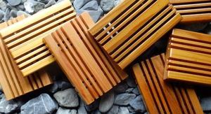 Porte-savon durable en bois dur avec design élégant et rainures anti-rétention d'eau idéal pour les douches et les éviers - Product Image 3