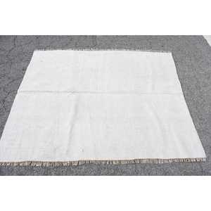 พรมลายดอกไม้สีขาวสไตล์วินเทจแบบตุรกี ขนาด 5.4x4.4 ฟุต ทำจากขนสัตว์ - Product Image 1