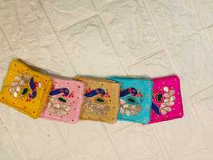 Vente en gros de sacs à monnaie en soie avec broderie de perles de paon pour mariage indien Cadeau de demoiselle d'honneur Mehndi Favors Occasions festives - Product Image 4