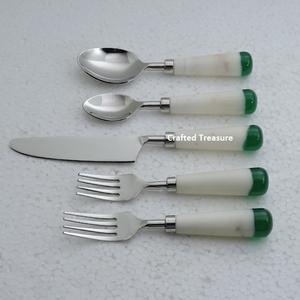 Ensemble de couverts élégant en acier inoxydable argenté avec poignée en résine blanche et verte Ensemble de couverts de vaisselle pour mariages à domicile durables - Product Image 1