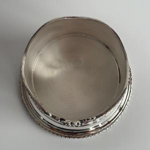 Elegante Maceta de Metal Plateado con Detalles Florales para Decoración del Hogar, Estilo de Mesa e Interiores de Primera Calidad, Venta al por Mayor desde India - Product Image 3