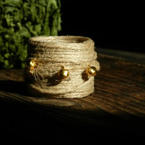 Belle serviette en jute avec accent de perles dorées pour un style de table festif et une présentation de table élégante en provenance d'Inde - Product Image 1