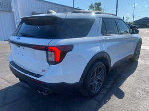 2024 Explorer ST AWD Automático Asientos de Cuero Volante a la Izquierda R18 Techo Panorámico 50001-75000 Millas Título Limpio Sin Accidentes - Product Image 3