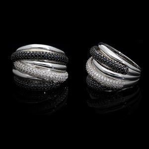 Anillo de banda cruzada de oro blanco de 14 quilates con diamantes naturales en blanco y negro en Configuración de pavé de varias filas para un aspecto contemporáneo audaz - Product Image 1