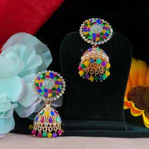 Jhumkas lestées légères multicolores avec perles suspendues Indo Western Wear Kundans colorées de la meilleure qualité et zircons scintillants - Product Image 2