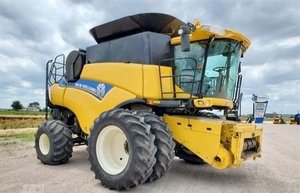 เครื่องเก็บเกี่ยวข้าวโพดและธัญพืช HOLLAND CR8090 เครื่องเก็บเกี่ยวแบบรวมสำหรับมันฝรั่ง ข้าวสาลี ข้าว - ผลิตในอเมริกา - Product Image 3