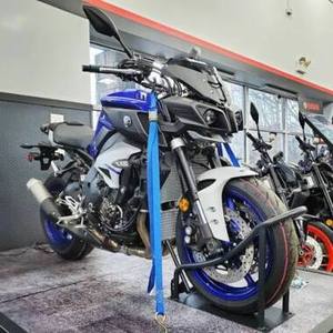 Motocicleta Hyper Naked Usada 2022 MT-10 1000 Hyper-naked Euro 5 998cc con Motor sin Escobillas |   Suspensión Semi-Activa Hlins con IMU de 6 Ejes - Product Image 1
