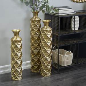 Florero moderno de metal hecho a mano con acabado dorado, perfecto para una decoración elegante del hogar y ocasiones especiales - Product Image 2