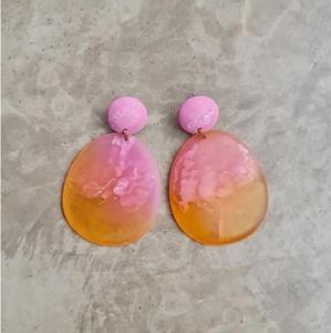 Pendientes de Aro Grandes en Capas Beige con Logotipo Personalizado de Fábrica Directa, Joyería Geométrica de Resina, Regalos para Chicas al Mejor Precio - Product Image 1