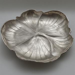 Servidor de frutas secas de aluminio decorativo con tres tazones en forma de hoja conectados en acabado dorado pulido para una cena elegante. - Product Image 1