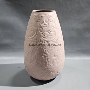 Vase ovale en métal rose tendre au design élégant avec des motifs floraux complexes pour un style luxueux à la maison et des affichages décoratifs - Product Image 2
