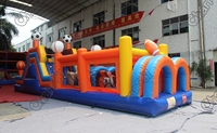 Parcours d'obstacles gonflable géant pour joueurs de football avec toboggan et jeux sportifs de basketball en plein air