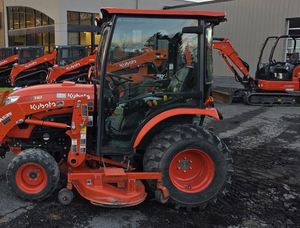 Tracteur compact Kubota LX3310HSDC 4WD 2022 avec 33 CV, 170 heures, cabine, chargeur et tondeuse - Product Image 1