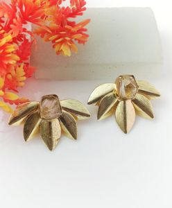 Boucles d'oreilles pétale floral Elegant18kGold-Plated avec pièce maîtresse en cristal à facettes - Product Image 1