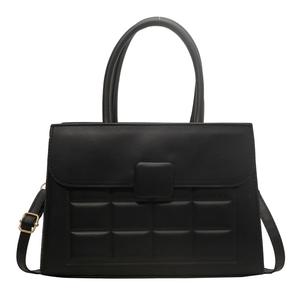 Elegante Bolso de Mano Acolchado con Asas Superiores y Correa Desmontable para Mujer, Bolso de Hombro Estructurado y Estilizado para Uso Casual o Formal - Product Image 3