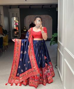 Choli Lehenga Ensemble: Ensemble parfait pour un look ethnique gracieux-Must-Have pour les boutiques à la mode - Product Image 1