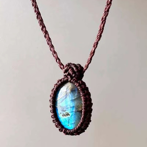 สร้อยคอมาคราเม่ราคาส่ง พลอยลาบราโดไรต์ ขนาดประมาณ 25x30 มม. รูปทรงวงรี สีดำ ตัวเรือนแบบเบเซล เหมาะสำหรับเป็นของขวัญวันเกิด - Product Image 1