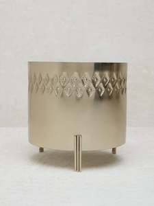 กระถางต้นไม้โลหะลายนูนสีทองสำหรับใช้ในสวนบ้านหรือร้านอาหาร - Product Image 2