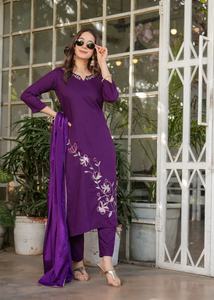 Salwar Kameez pakistanaise tendance de haute qualité pour les femmes avec une touche moderne et traditionnelle accessible à un prix raisonnable - Product Image 3