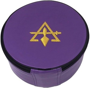 Estuche para Gorra de la Corporación de los Albañiles - Espada y Llana Moradas, Morado, Talla Única, Tipo de Tela: Cuero Morado - Product Image 2