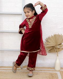 High on Demand Bollywood Inverno Desgaste Veludo Cording Sequência Trabalho Bordado Terno Kurti Set Com Dupatta da Índia - Product Image 3