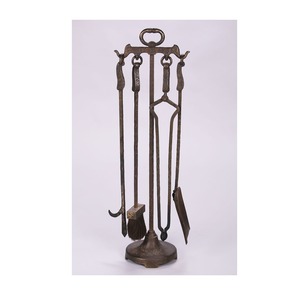 Outils d'incendie lourds en laiton avec des détails fins et des poignées sûres adaptées à une utilisation régulière et à des réglages intérieurs raffinés - Product Image 1