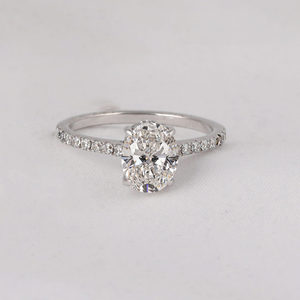 Bague de fiançailles en or blanc 18 carats avec diamant de laboratoire taille ovale et pierres d'appoint taille ronde, bague glamour en diamant de laboratoire - Product Image 1