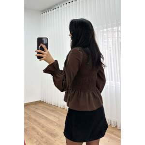 Blusa Elegante para Mujer Lustrin, Color Marrón, Cuello Alto Fruncido con Encaje Delicado, Mezcla de Algodón Transpirable para Primavera/Verano - Product Image 4
