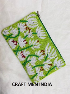 NUEVO EMBRAGUE DE TRABAJO CON CUENTAS HECHO A MANO para FIESTA DE MUJER y TARDE EMBRAGUE CON CREMALLERA VERDE Y BLANCO PERSONALIZADO - Product Image 2