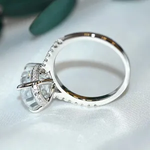 แหวนหมั้นเพชรโมอิสทรงรี4CT ชุบทองคำขาว14K พร้อมรัศมีที่ซ่อนอยู่ในสไตล์หรูหรา - Product Image 2