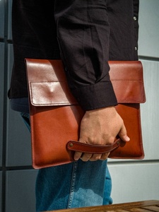 Maletín y Bolsa para Portátil de Cuero Genuino SAFFA de Alta Calidad con Cierre de Botones - Product Image 5