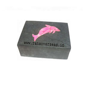 Boîte de rangement décorative rectangulaire noire en pierre à savon avec motif de poisson rose sur le couvercle - Product Image 1